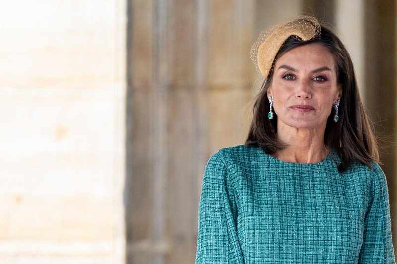 Ena podrobnost spremenila popolnost v neuspeh: Španska kraljica prisiljena nositi nekaj, kar ji ni všeč, rezultat pa ni odličen
