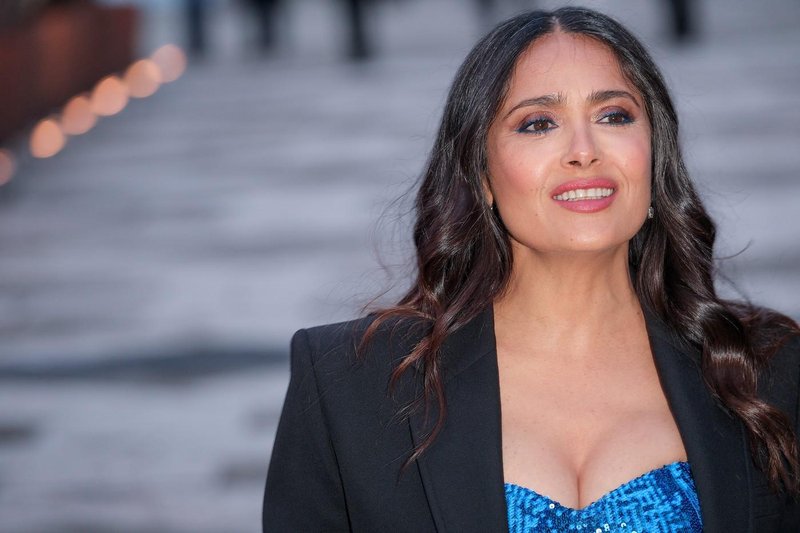 Salma Hayek navdušila v kompletu malce nenavadne barve za poletje (foto: Profimedia)