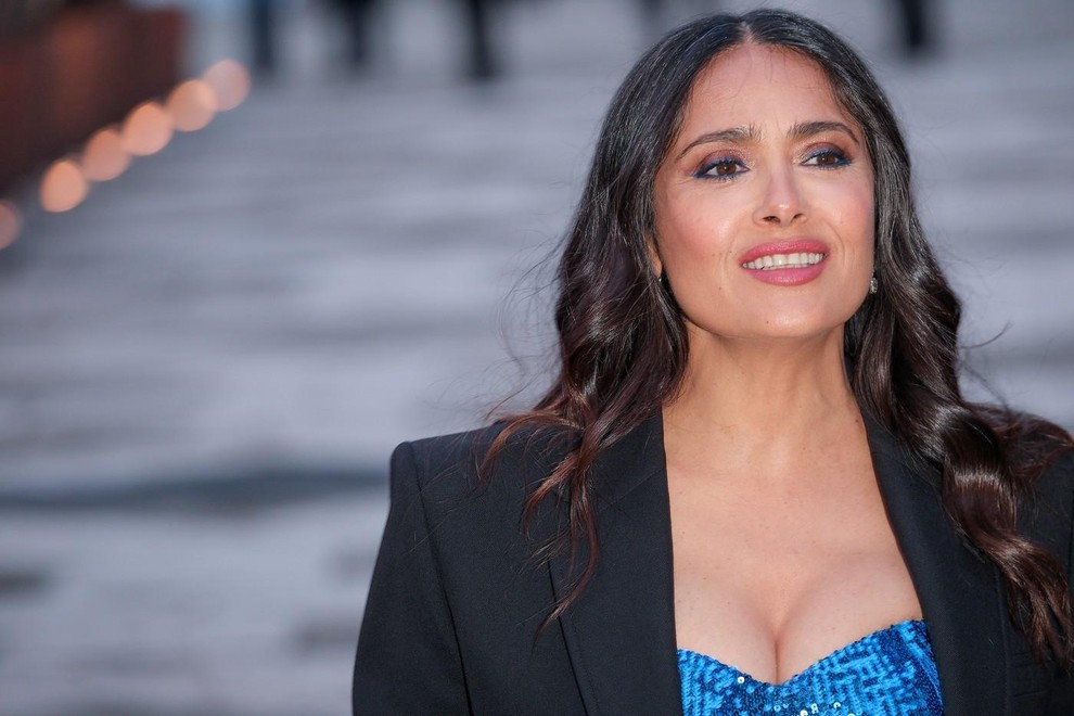 Salma Hayek vedno pritegne pozornost s svojim videzom, še posebej, ko izbere čudovite kreacije za rdečo preprogo.