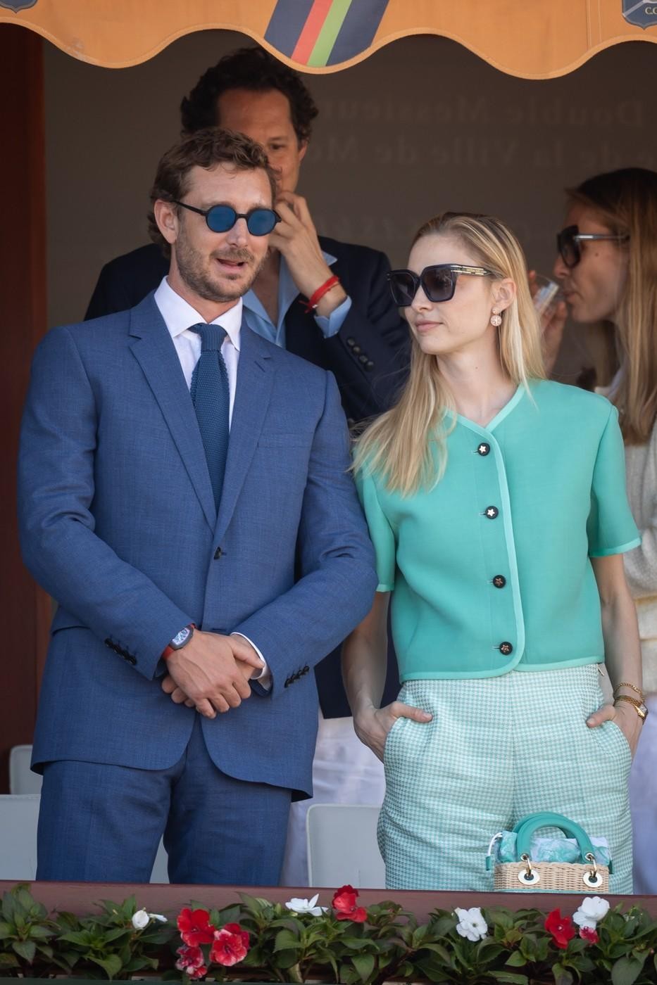 Beatrice Borromeo je s celotnim videzom znamke Dior, katerega rdeča nit je bila metina zelena, kombinirala hlače z gingham vzorecm. …