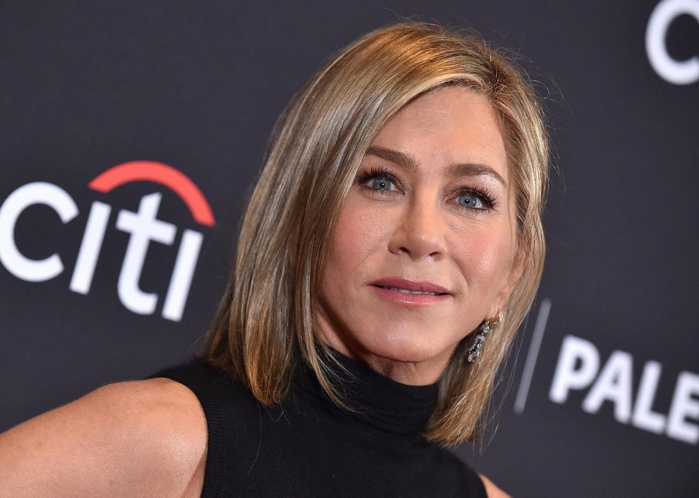 Svež pogled na klasiko: Jennifer Aniston črno 'slip' obleko nosila na način, na katerega še niste pomislili, a jo boste želeli posnemati