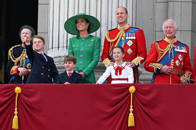 Po velikem pričakovanju in razočaranju nad kraljevo družino, Kate Middleton in princ William le delila fotografijo, ki trga srca po vsem svetu
