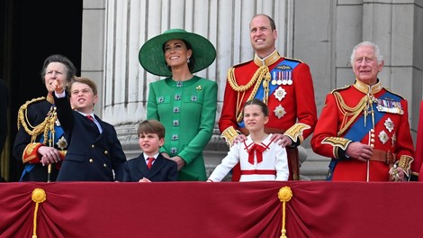 Po velikem pričakovanju in razočaranju nad kraljevo družino, Kate Middleton in princ William le delila fotografijo, ki trga srca po vsem svetu