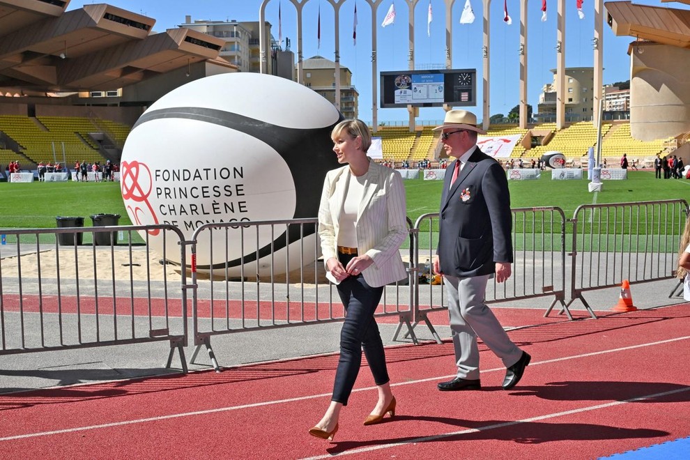 Na stadionu Ludvika II. nas je Charlène Monaška skorajda spomnila na drugo kraljevo modno ikono: Lady Diano. Da, s kratko …