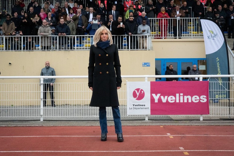 Francoski šik kar kriči iz nje: Brigitte Macron navijala za francoskega predsednika v stajlingu brez primere