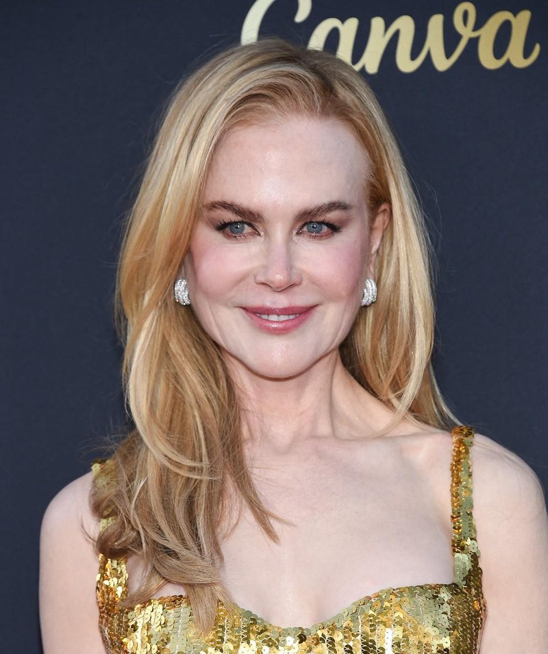 Nicole Kidman s hčerkama prvič na rdeči preprogi! Igralka izstopala v zlati obleki, a pozornost sta ukradli njeni hčeri
