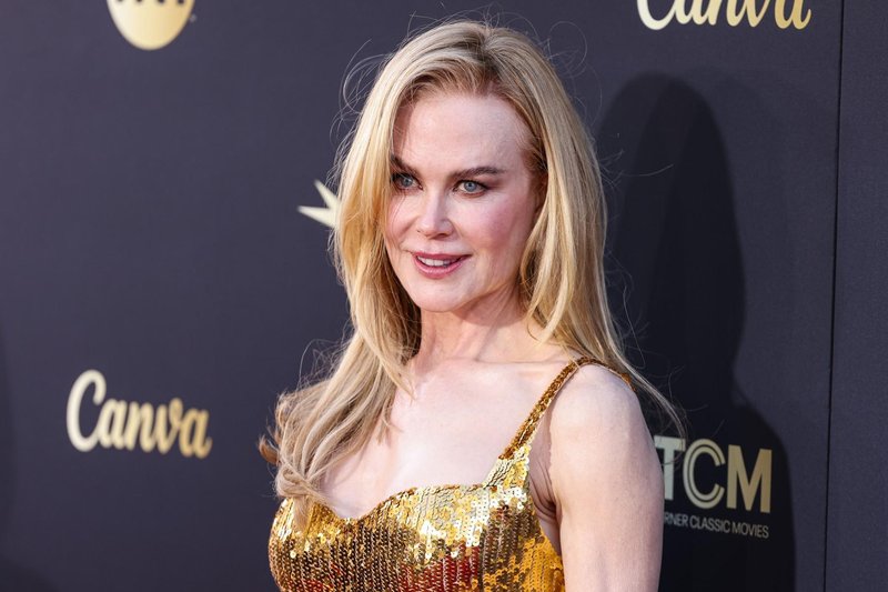 Zgodovinski trenutek na sinočnjem Met Gala: obleka Nicole Kidman, katere izdelava je trajala 1.200 ur, je skrivala veliko več, kot je bilo videti na prvi pogled!
