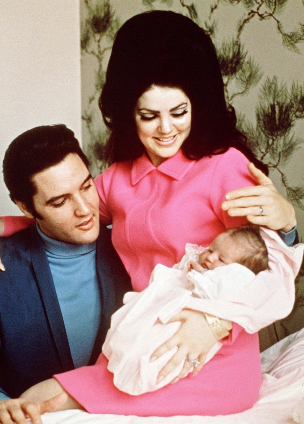 Priscilla Presley, ki je iz časa zakona z Elvisom še danes znana po svoji ikonični črni pričeski z ogromno volumna, …