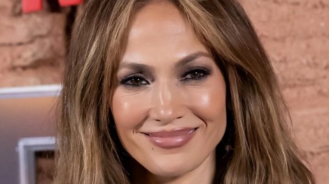 Trije klasični kosi za brezhibno kombinacijo: Jennifer Lopez v modelu kavbojk, ki optično podaljša noge