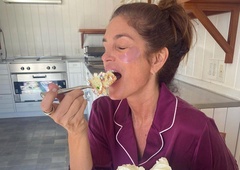 Zakaj se v menopavzi zredite? Nutricionisti odkrili, kje ženske delajo napake in kaj bi vsekakor morali vključiti v svojo prehrano