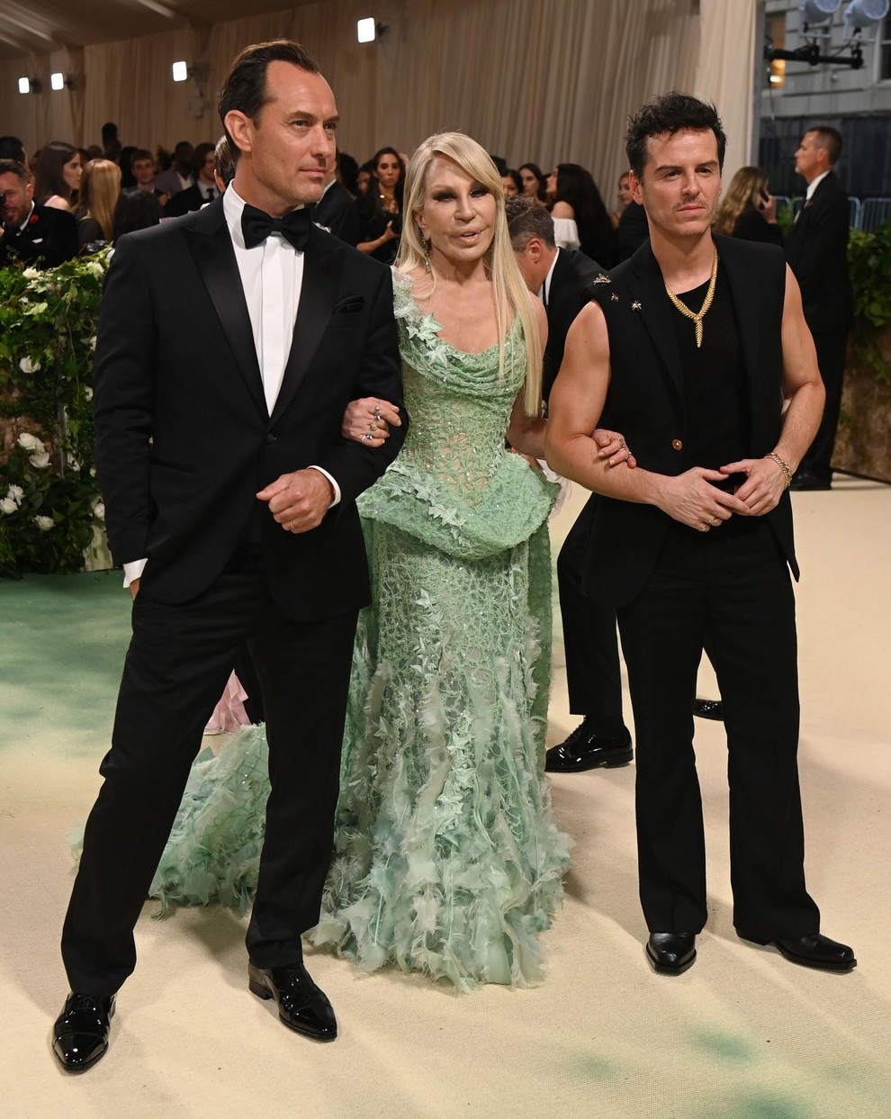 Jude Law, Donatella Versace, Andrew Scott v Versace