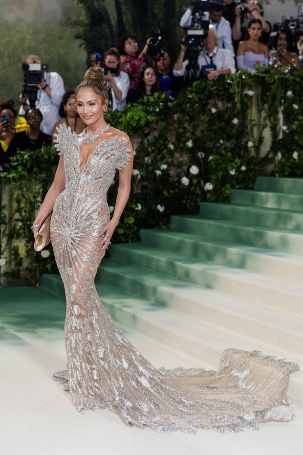 Jennifer Lopez v obleki Schiaparelli