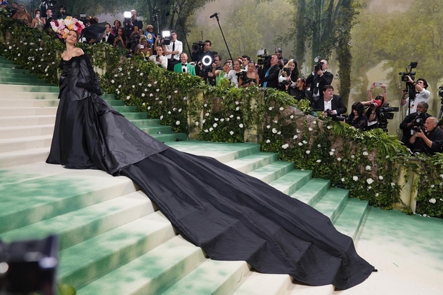 Zendaya v vintidž obleki Givenchy by John Galliano