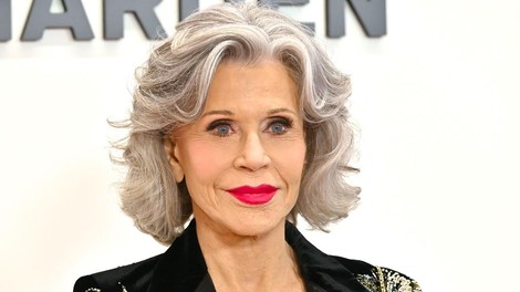 Sivi lasje in rdeče ustnice so najboljši dodatek: 86-letna Jane Fonda blestela v oprijeti črni žametni obleki
