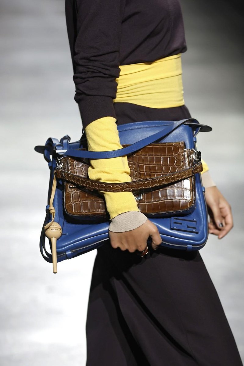 Obožujete torbice? V modo prihaja trend nošenja torbic, ki vam bo prinesel dvojno veselje (foto: Profimedia)