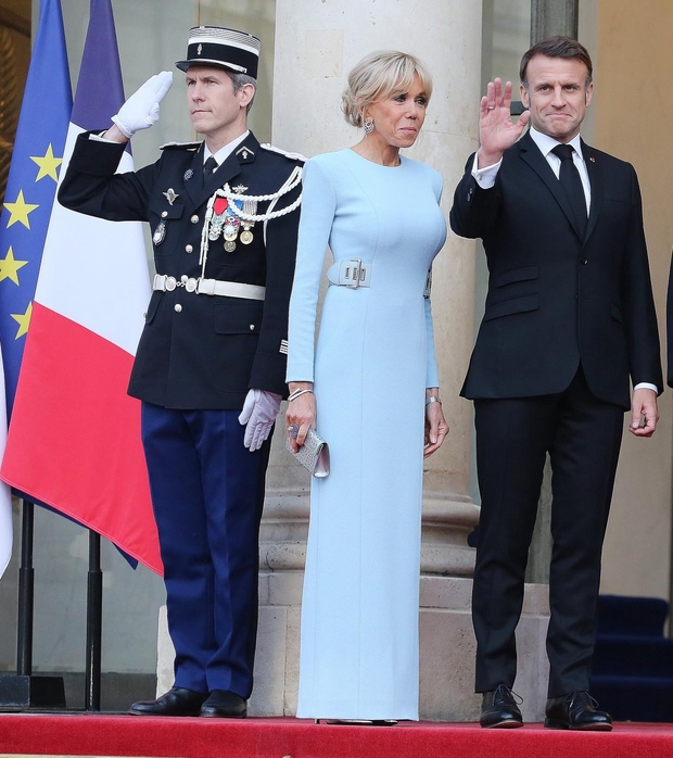 Brigitte Macron je za gala večerjo, ki je bila organizirana ob uradnem obisku kitajskega predsednika Xi Jinpinga v Franciji, uporabila …