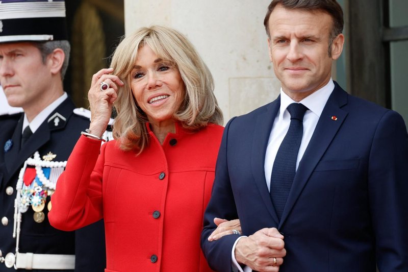 Brigitte Macron se zgleduje po kraljevih damah: Francoska prva dama v dveh oblekah, ki kličeta po pozornosti
