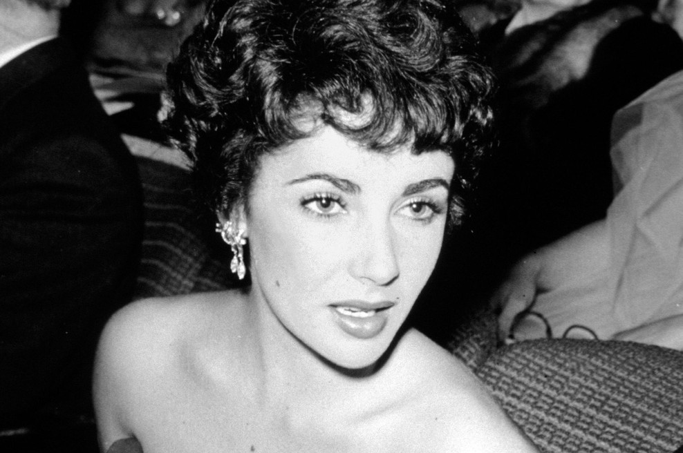 Dieta slavne igralke Elizabeth Taylor, s katero je izgubila 28 kilogramov, je zelo preprosta. (foto: Profimedia)