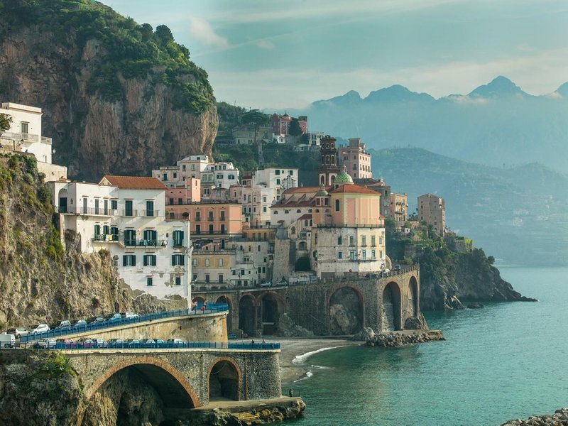 Ideja za poletne počitnice ali podaljšan vikend: Zaradi serije na Netflixu si vsi želijo obiskati najmanjše mesto v Italiji
