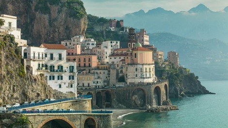 Ideja za poletne počitnice ali podaljšan vikend: Zaradi serije na Netflixu si vsi želijo obiskati najmanjše mesto v Italiji