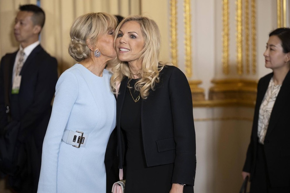 Medtem ko so bili prisotni številni gostje, med njimi Luc Besson, je Brigitte Macron povabila tudi svojo hčerko Laurence Auzière, …