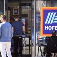 Ta kozmetični izdelek iz Hoferja navdušuje: je smešno poceni (pa tudi zelo učinkovit)