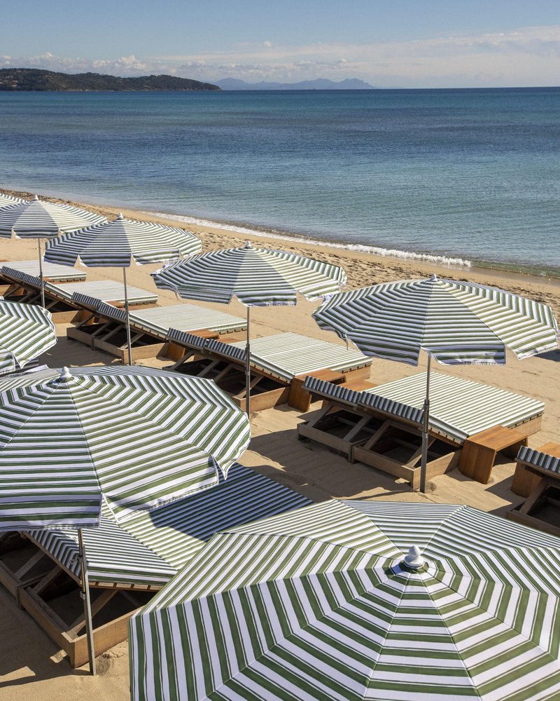 Jacquemus v Saint-Tropezu streže modo in hrano: Pri priljubljeni francoski znamki se to poletje lahko oblečete, dobro najeste, poležavate na plaži in se ohladite v azurnem morju
