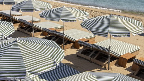 Jacquemus v Saint-Tropezu streže modo in hrano: Pri priljubljeni francoski znamki se to poletje lahko oblečete, dobro najeste, poležavate na plaži in se ohladite v azurnem morju