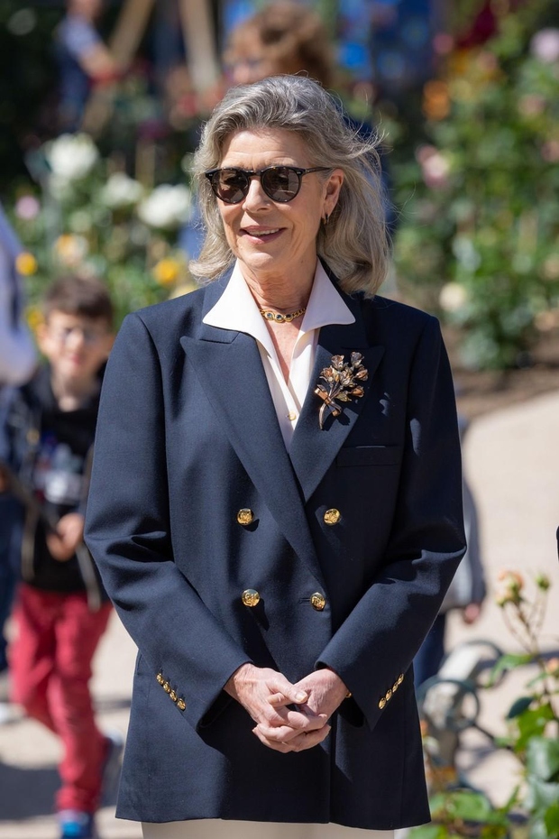 Mornarsko moder suknjič italijanske blagovne znamke Blazé, ki ga je nosila Caroline Monaška. Hannovrska princesa je za 40. obletnico rožnega …