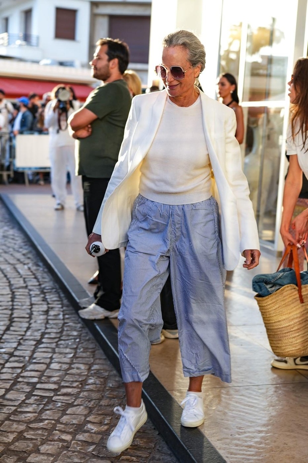 66-letna Andie MacDowell z ležernim slogom najbolj kul mama v Cannesu: Obleke iz njene garderobe bi si izposodile ženske vseh starosti