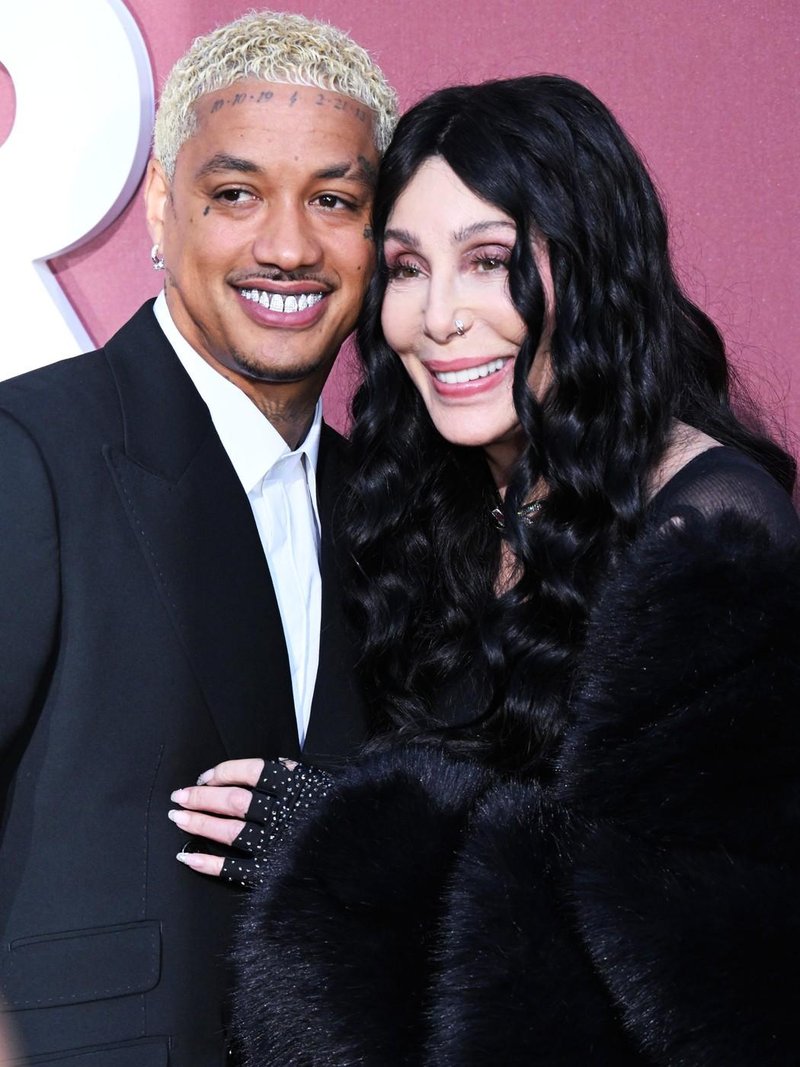 78-letna Cher in njen 40 let mlajši partner na rdeči preprogi uprizorila poljub leta: Diva je oboževalce zapeljala glamurozni črni obleki
