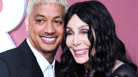 78-letna Cher in njen 40 let mlajši partner na rdeči preprogi uprizorila poljub leta: Diva je oboževalce zapeljala glamurozni črni obleki