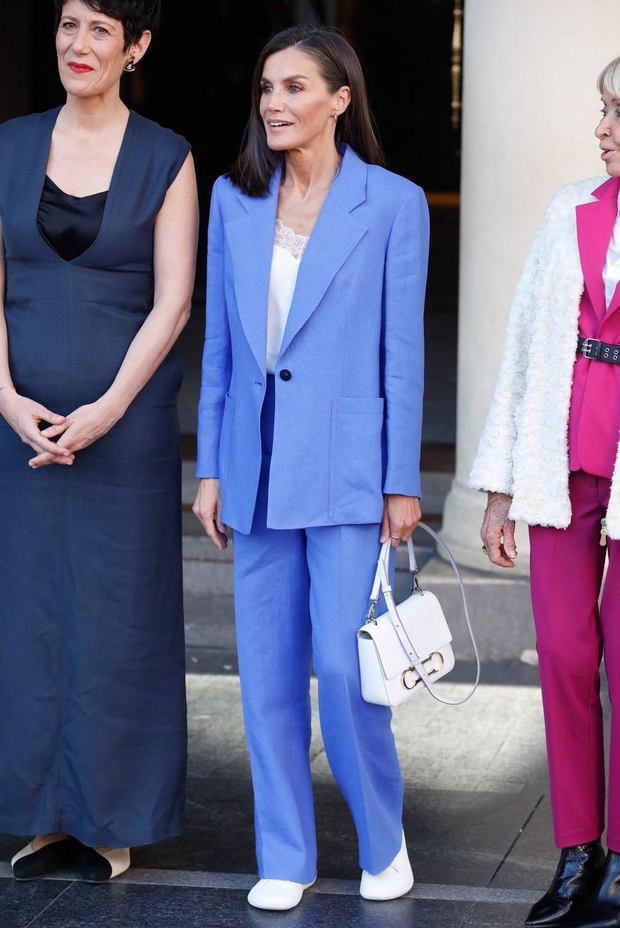 Na premieri dokumentarnega filma se je pojavila v indigo modri obleki El Corte Ingles klasičnega kroja in obleki z dvojnim …