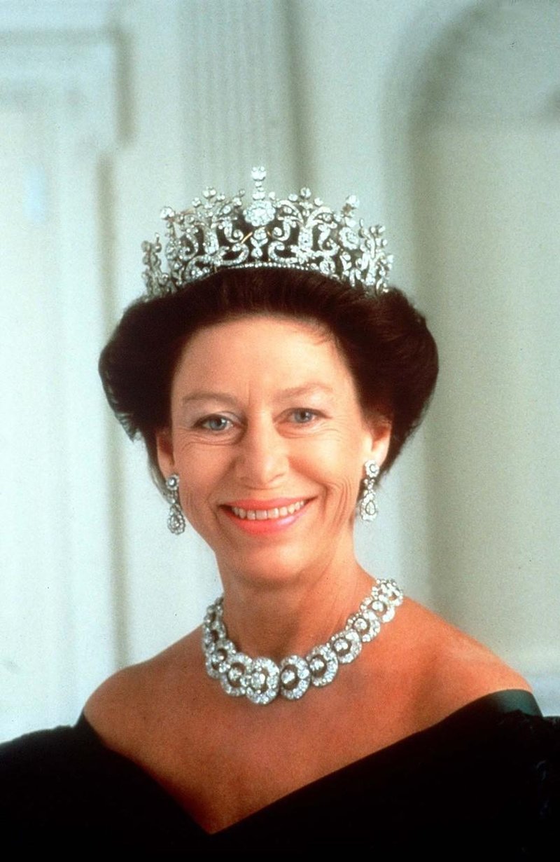 Kraljica si ne bi nikoli upala: Razkrita 40-letna skrivnost princese Margaret, kontroverzne sestre Elizabete II.
