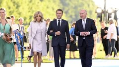 Brigitte Macron v mini krilu: Francoska prva dama ob ključnih dogodkih prisega na kose, ki razkrivajo njene noge