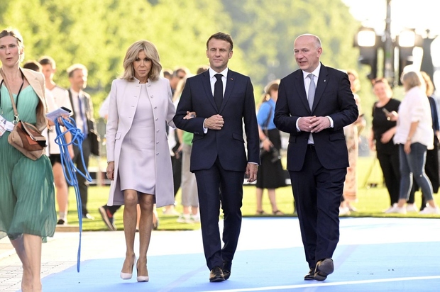 Brigitte Macron ob takšnih priložnostih redno izkazuje vso moč francoske elegance, pri tem pa ostaja zvesta svojim najljubšim decentnim, strogim …