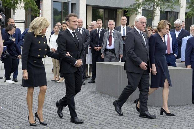 Kasneje se je preoblekla v še en eleganten komplet, tokrat v črni barvi. Nosila je kratko jakno, okrašeno z zlatimi …