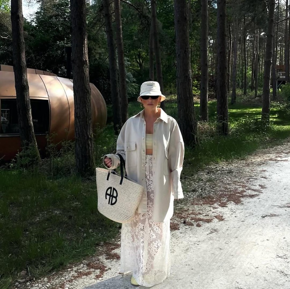 Za šik videz ne le na morju: Izbrali smo 10 najlepših cekarjev, ki jih lahko nosite tudi v mestu (foto: Instagram/@imhannahwhiting)