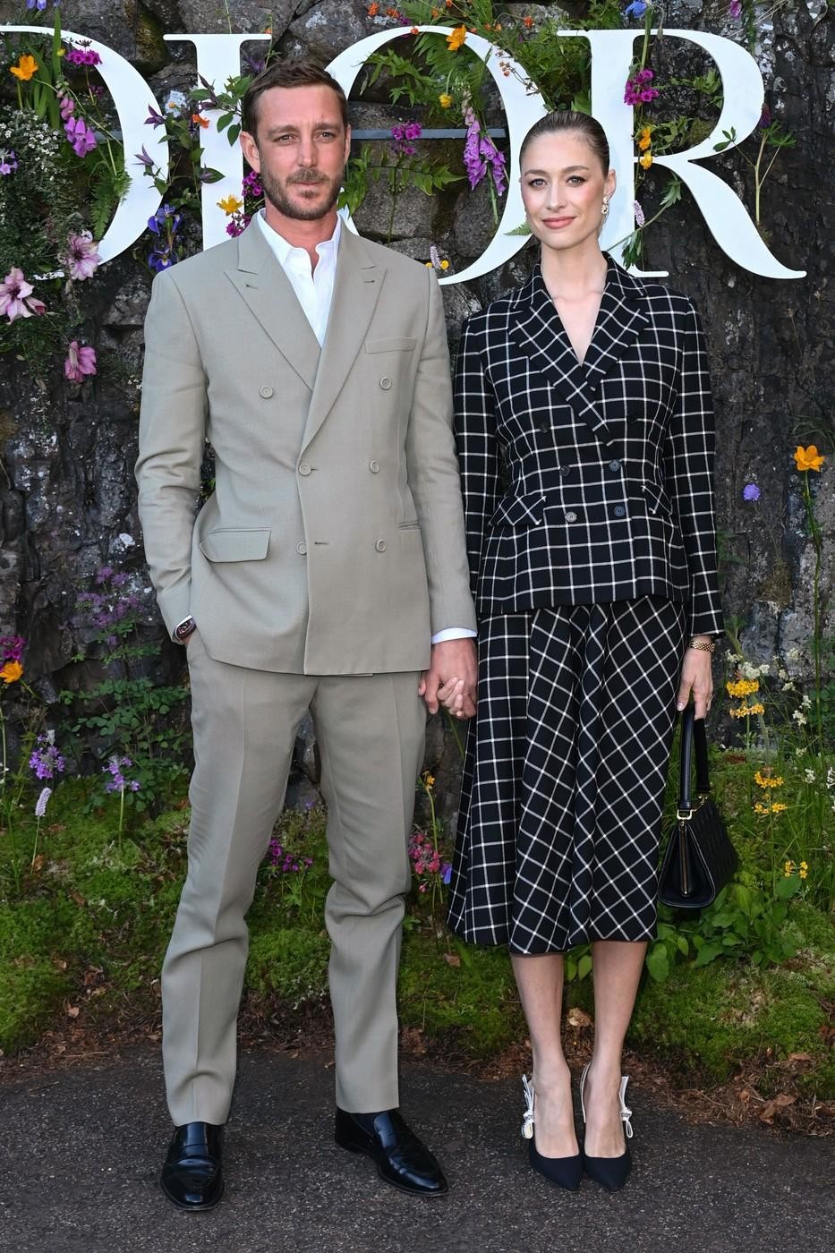 Beatrice Borromeo je za Dior Cruise 2025 izbrala komplet, ki se sklicuje na New Look, vendar v olajšani različici: gre …