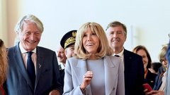 Brigitte Macron v mini krilu: Francoska prva dama ob ključnih dogodkih prisega na kose, ki razkrivajo njene noge