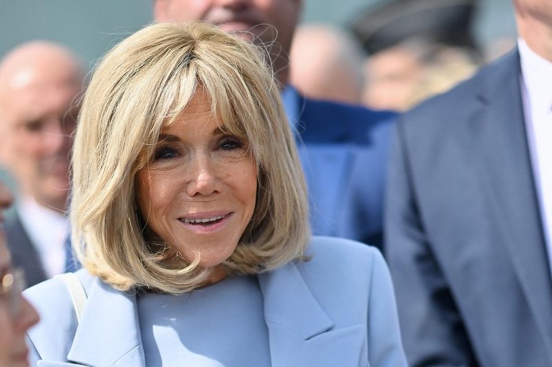 Če ste v dvomu, izberite belo: Brigitte Macron ponovno zadela v polno z belo mini obleko
