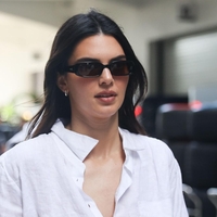 Od klasičnega plašča, ki bi ga zlahka pozabili, do izjemnega modnega vtisa, o katerem danes vsi govorijo, jo je ločil le en majhen detajl. Kendall Jenner sredi belega dne dosegla ultimativno eleganco!
