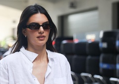 Od klasičnega plašča, ki bi ga zlahka pozabili, do izjemnega modnega vtisa, o katerem danes vsi govorijo, jo je ločil le en majhen detajl. Kendall Jenner sredi belega dne dosegla ultimativno eleganco!