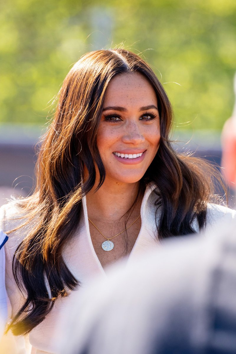 Meghan Markle na teniškem turnirju čudovita v masleno rumeni mini obleki iz tvida
