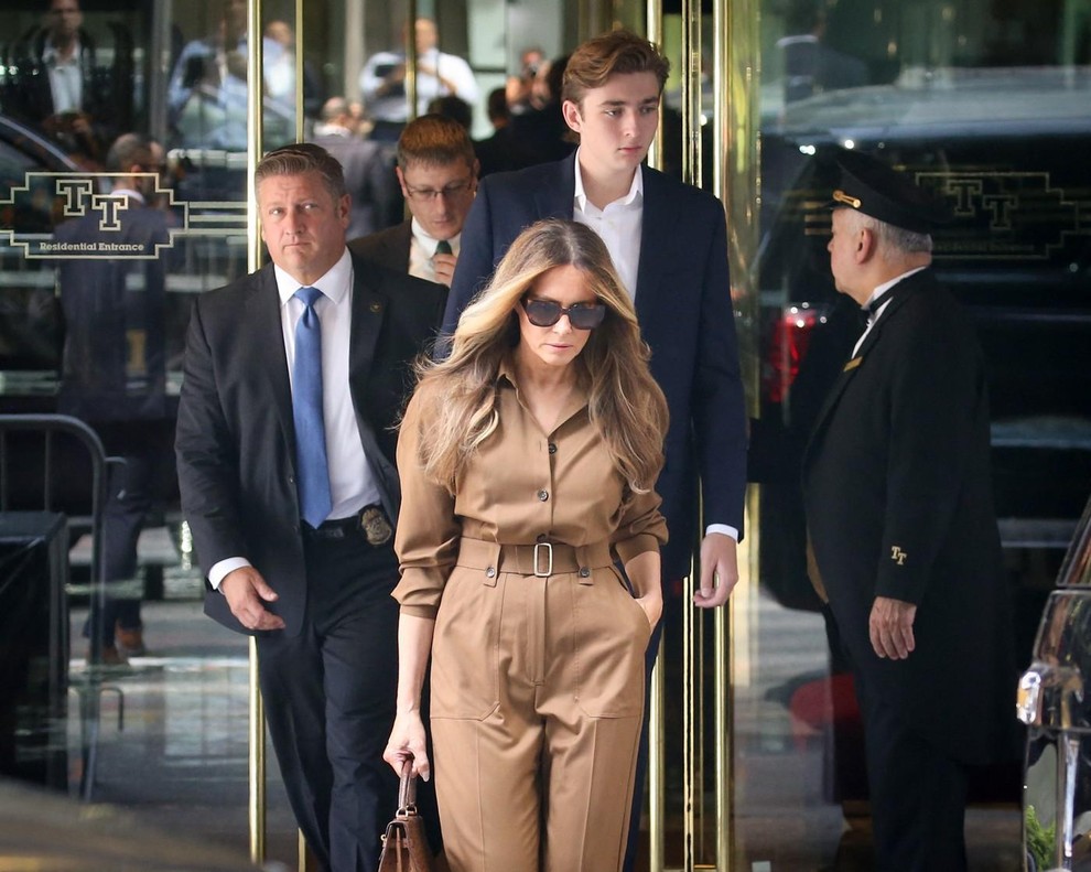 Melania se je odločila za enobarvni videz, nosila je pajac kamelje barve znamke Max Mara in karamelno torbo Hermès Kelly. …