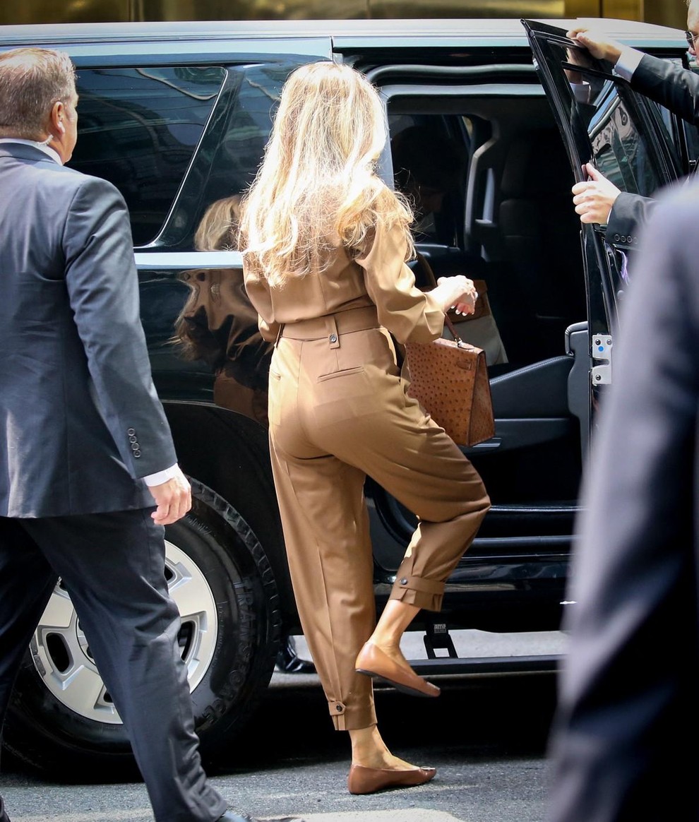 Prvič v javnosti po obsodbi Donalda: Melania Trump v čudovitem videzu za ženske nad 50 let s torbico, vredno več kot 15.000 evrov
