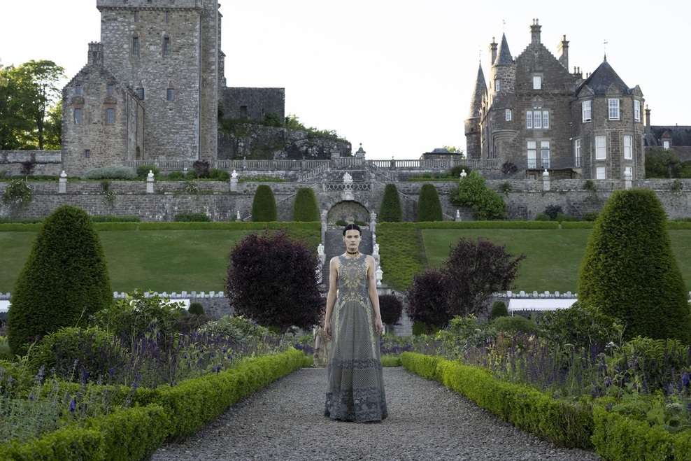 Slovenska industrijska oblikovalka Nika Zupanc ob zvezdnicah, kot sta Anya Taylor-Joy in Lily Collins, navdušila s svojim stajlingom na modni reviji hiše Dior (foto: Profimedia)