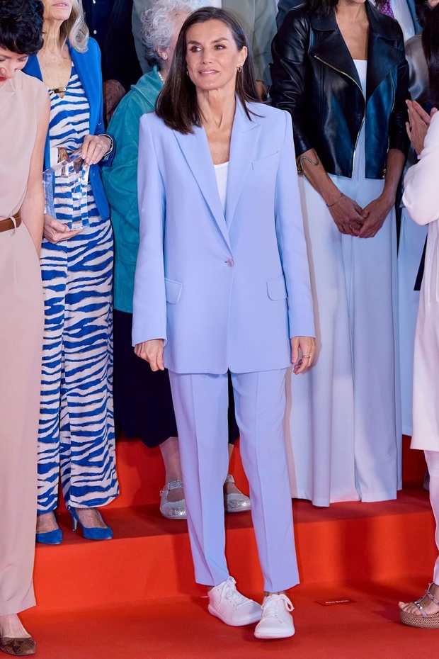 Nosial je svetlo vijoličen kostim španske znamke Bleis Madrid, za katerim stoji nadarjena oblikovalka Blanca Bleis, pod njim je nosila …