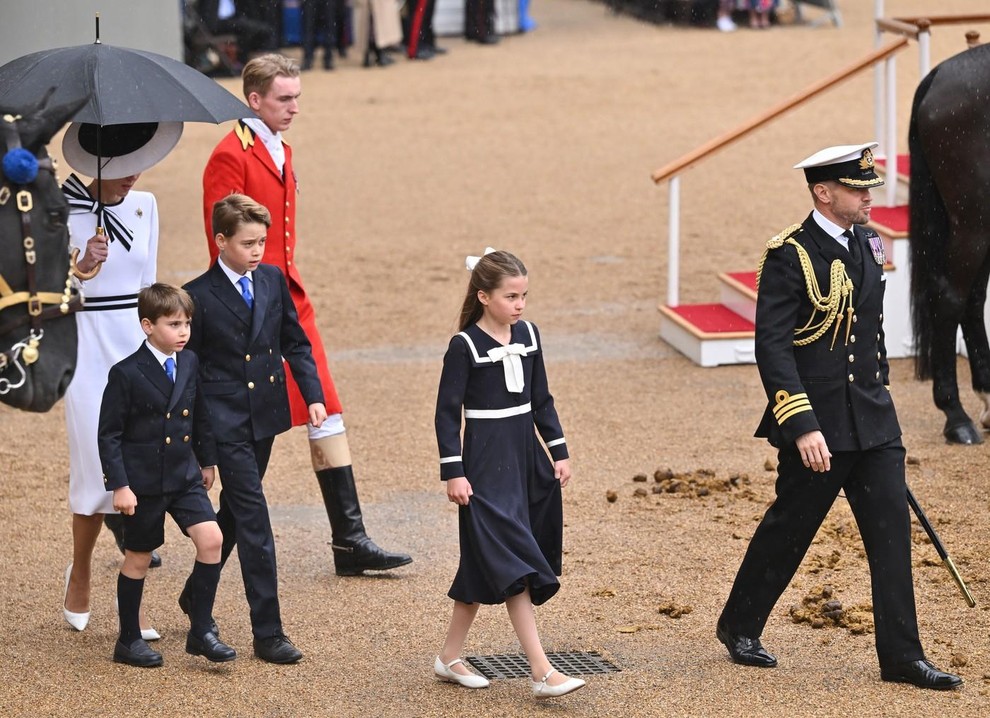 Valižanska princesa je v Buckinghamsko palačo prispela po vožnji z avtomobilom in nato s kočijo, ki ji je pozorno sledil …