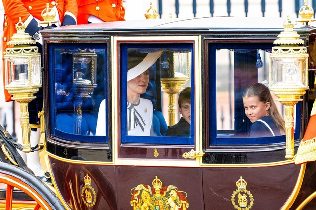 Vedno nagajivi in ​​razigrani Louis se zdi veliko bolj resen kot prej, medtem ko fotografije princese Charlotte večinoma vzbujajo enak …